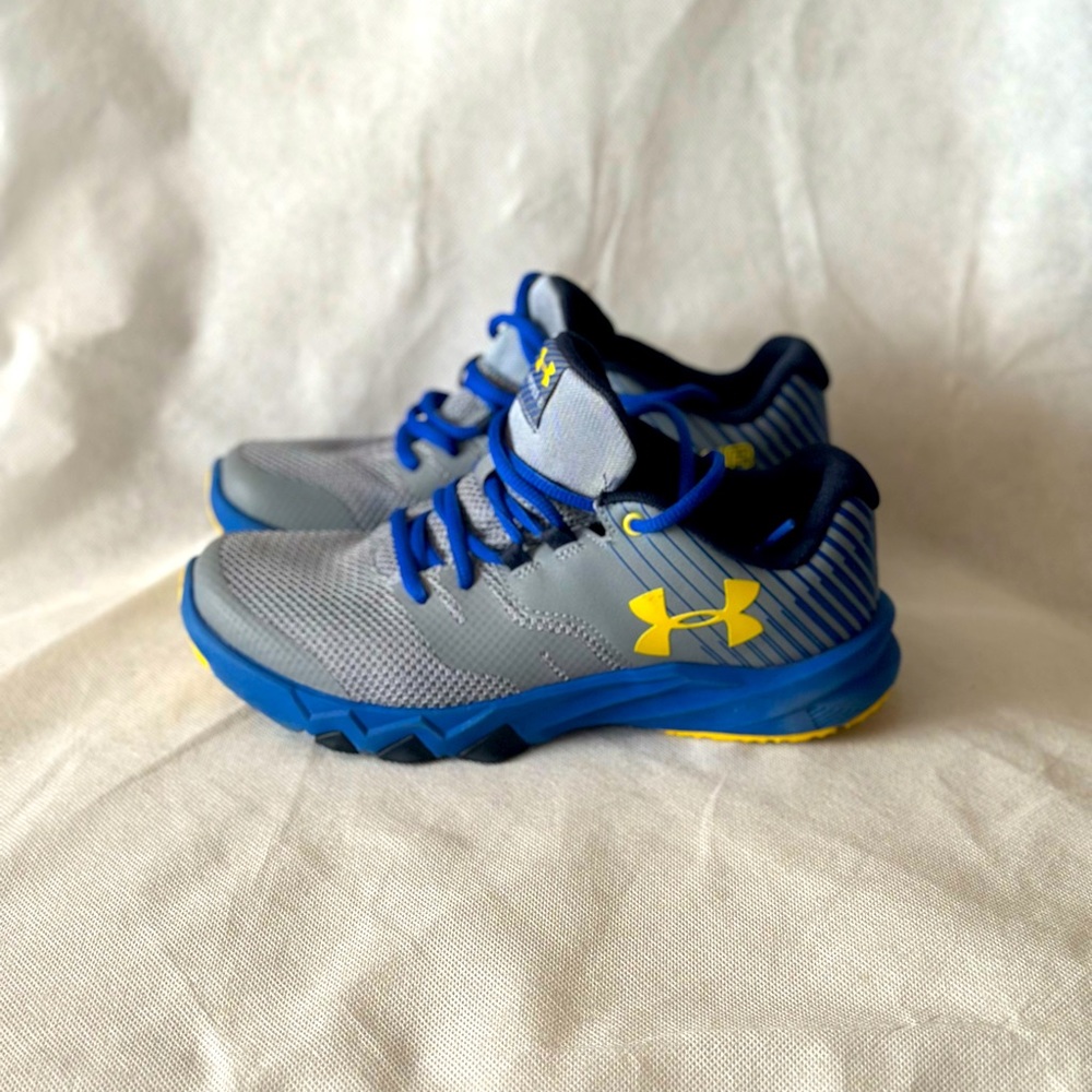 Gently used kids sz 5 Under Armour shoes